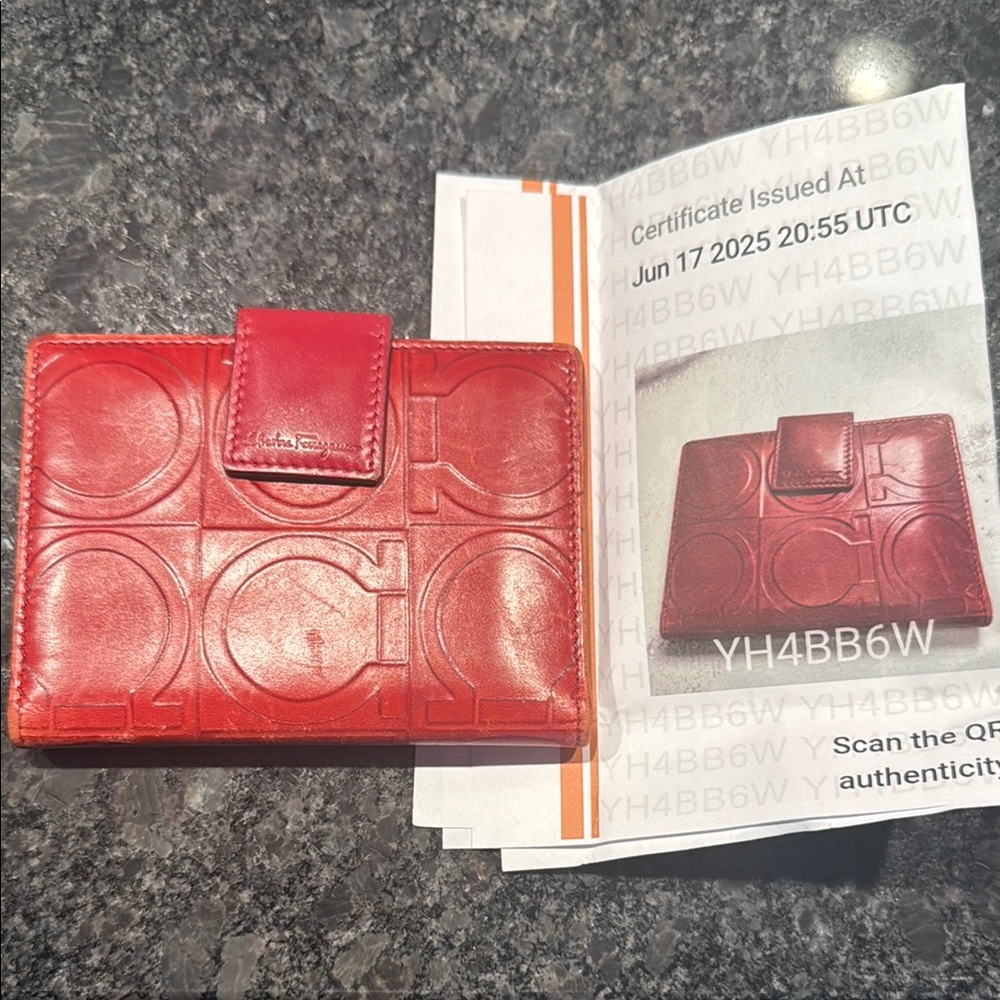 ❤️Stunning Salvatore Ferragamo card case w COA❤️